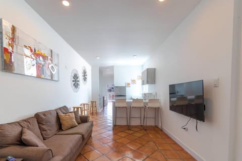 Kitchen or kitchenette, Living room, Seating area, Dining area