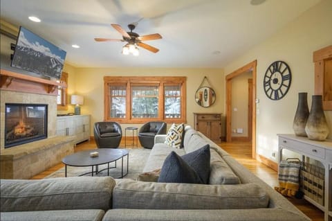 Luxe Winter Park Escape - 5BR with Hot Tub & Game Room House in Fraser