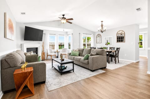 TV and multimedia, Living room, Seating area, Dining area, fireplace