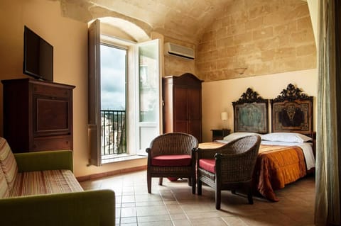 Bedroom, City view