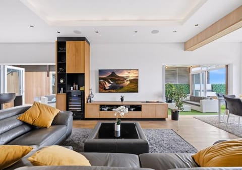 Communal lounge/ TV room, TV and multimedia, Living room, Seating area, Evening entertainment