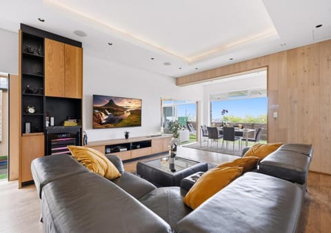 TV and multimedia, Living room, Seating area, Evening entertainment