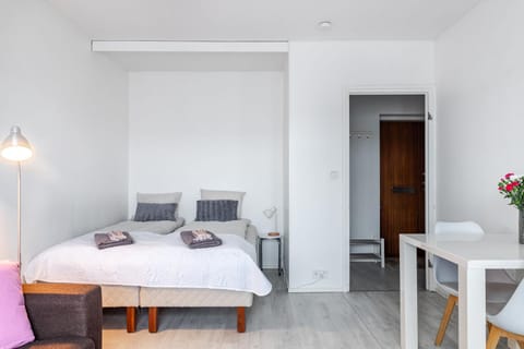 Bed, Bedroom, towels