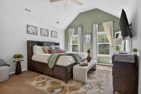 Bed, TV and multimedia, Photo of the whole room, Bedroom, storage