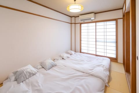 Photo of the whole room, air conditioner