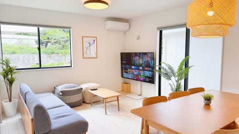TV and multimedia, Living room, Seating area, Dining area, air conditioner