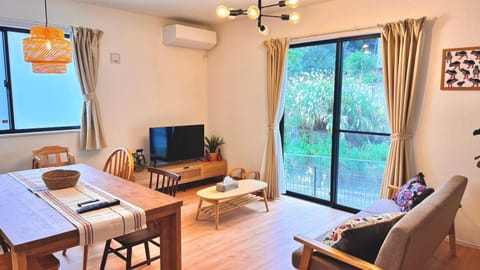 TV and multimedia, Living room, Seating area, Dining area, air conditioner
