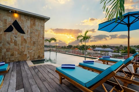 Patio, Pool view, Swimming pool, Swimming pool, Sunrise, Sunset, sunbed