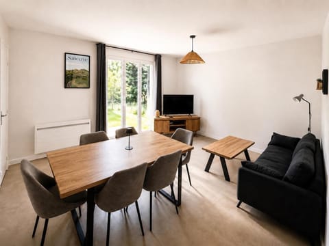 Communal lounge/ TV room, TV and multimedia, Living room, Seating area, Dining area