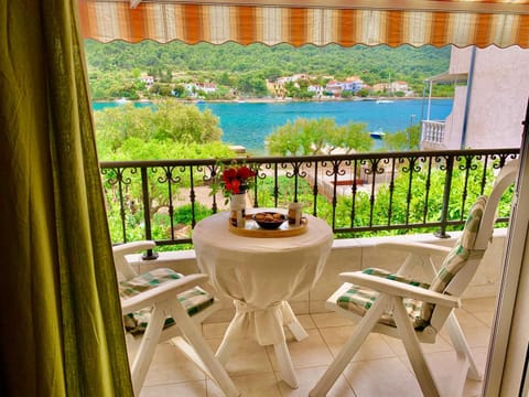 Balcony/Terrace, Decorative detail, Seasons