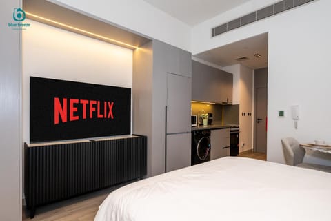 Bed, TV and multimedia, Kitchen or kitchenette, Photo of the whole room, Bedroom