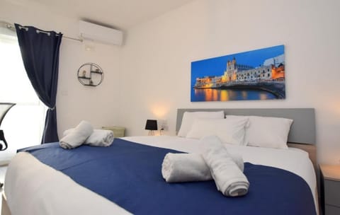 Bed, Bedroom, towels, air conditioner