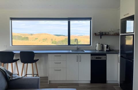 Natural landscape, Coffee/tea facilities, Kitchen or kitchenette, Dining area, oven, stove