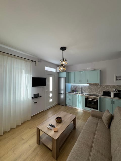 TV and multimedia, Kitchen or kitchenette, Living room, Seating area, Dining area, oven, stove