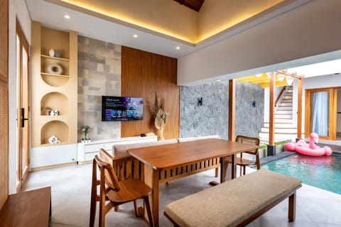 Communal lounge/ TV room, TV and multimedia, Living room, Pool view