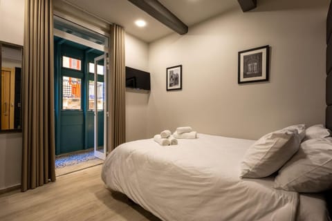 Bed, TV and multimedia, Bedroom