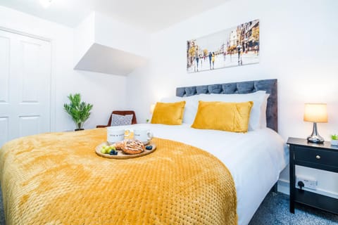 Bed, Bedroom, Continental breakfast