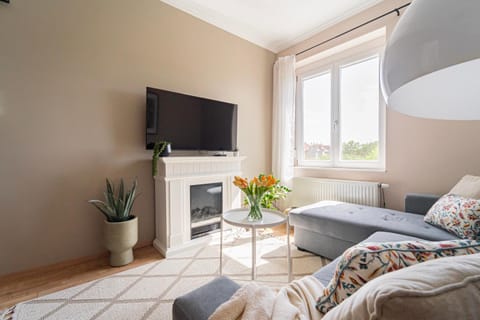 Communal lounge/ TV room, TV and multimedia, Living room, Seating area, Evening entertainment