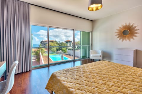 Bed, Natural landscape, Photo of the whole room, Bedroom, Pool view