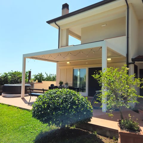 Property building, Patio, Spring, Day, Natural landscape, Garden, Hot Tub, Garden view, Swimming pool