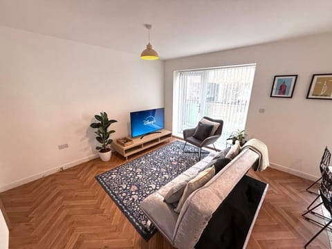 Issara Apartments 41 - Great location & Private Parking Apartment in Portsmouth
