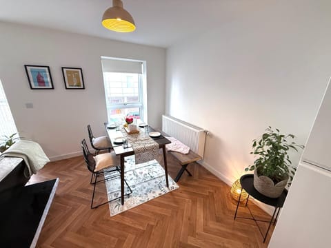 Issara Apartments 41 - Great location & Private Parking Apartment in Portsmouth