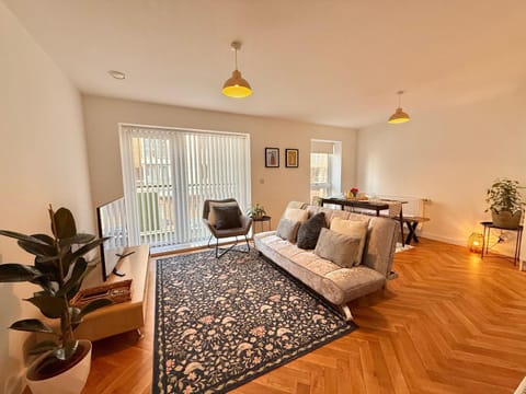 Issara Apartments 41 - Great location & Private Parking Apartment in Portsmouth