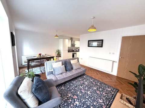 Issara Apartments 41 - Great location & Private Parking Apartment in Portsmouth