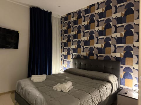Bed, TV and multimedia, Photo of the whole room, Bedroom, towels