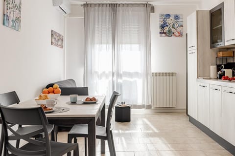 TV and multimedia, Kitchen or kitchenette, Living room, Seating area, Dining area, oven, stove