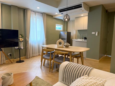 Communal lounge/ TV room, TV and multimedia, Kitchen or kitchenette, Living room, Seating area, Dining area, Evening entertainment, minibar, oven, air conditioner