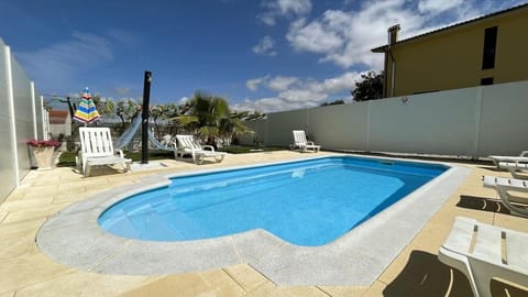 Property building, Communal lounge/ TV room, Pool view, Swimming pool, sunbed