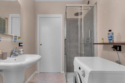 Shower, Bathroom, towels, washing machine