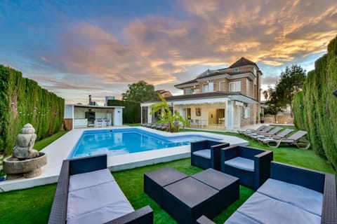 Property building, Garden, Swimming pool, sunbed