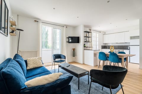 TV and multimedia, Kitchen or kitchenette, Living room, Seating area, Dining area, oven, stove