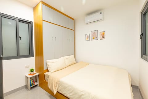 Bed, Photo of the whole room, Bedroom, air conditioner