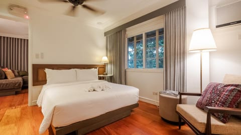 Bed, Seating area, Bedroom