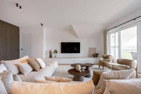 Communal lounge/ TV room, TV and multimedia, Living room, Seating area, Evening entertainment
