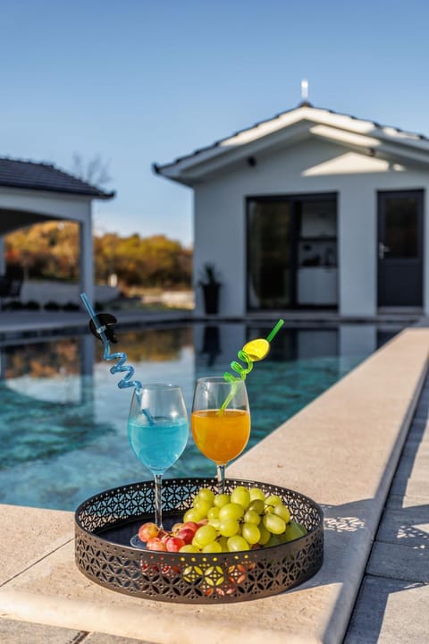 Property building, Patio, Day, Food and drinks, Food, Pool view, Swimming pool, Swimming pool, Drinks