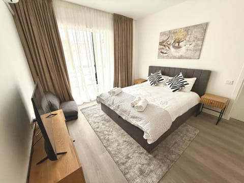 Bed, TV and multimedia, Living room, Photo of the whole room