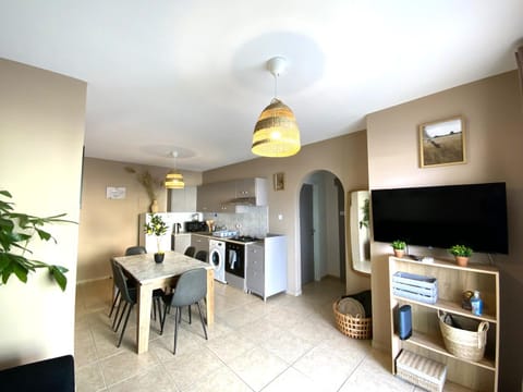 Communal lounge/ TV room, Kitchen or kitchenette, Living room, Seating area, Dining area, stove
