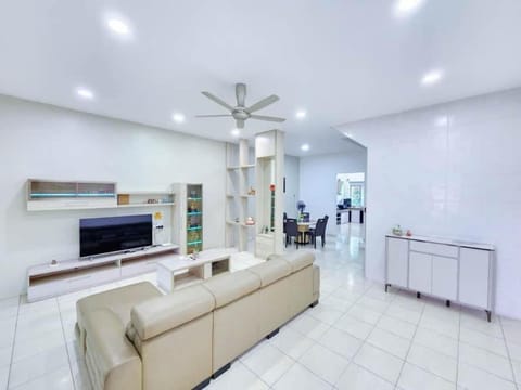 TV and multimedia, Living room, Seating area, Evening entertainment