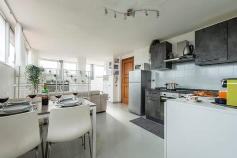 Kitchen or kitchenette, Dining area, oven, stove