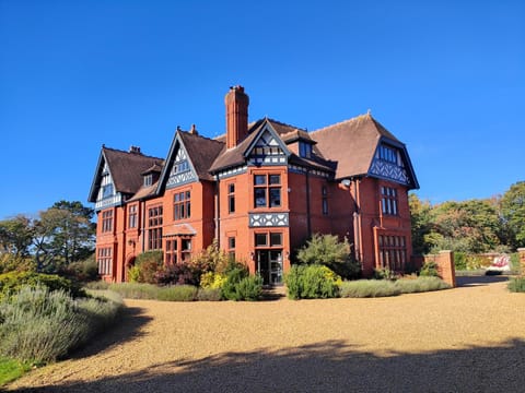 Property building, Facade/entrance, Day, Garden