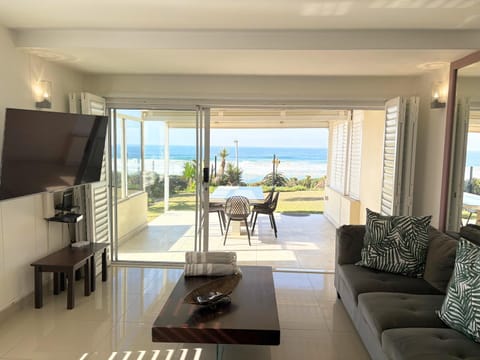 Property building, Day, Natural landscape, Summer, Children play ground, Garden, TV and multimedia, Balcony/Terrace, Balcony/Terrace, Lounge or bar, Photo of the whole room, Decorative detail, Decorative detail, Seating area, Dining area, Beach, Beach, Garden view, Garden view, Sea view, Sea view, Area and facilities, Area and facilities, Area and facilities, Sunset, young children, Family, furniture, furniture, internet, internet, towels, towels, washing machine, air conditioner, air conditioner