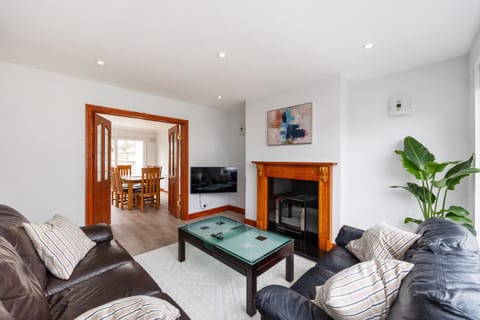 TV and multimedia, Living room, Seating area, Evening entertainment