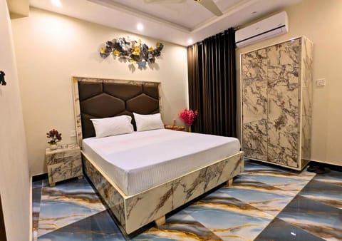Bedroom, wardrobe, air conditioner