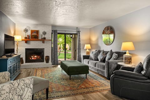 Charming Sedona Stay with Community Spa & Pool House in Village of Oak Creek