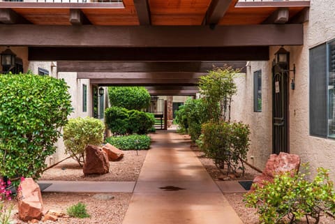 Charming Sedona Stay with Community Spa & Pool House in Village of Oak Creek