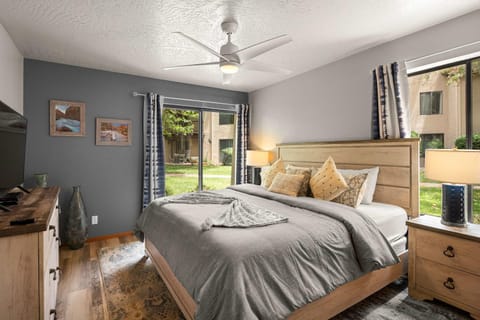 Charming Sedona Stay with Community Spa & Pool House in Village of Oak Creek